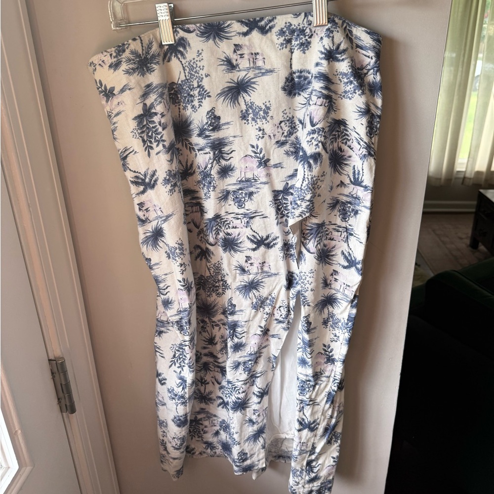 Never worn!! Abercrombie & Fitch Blue and White Floral Skirt